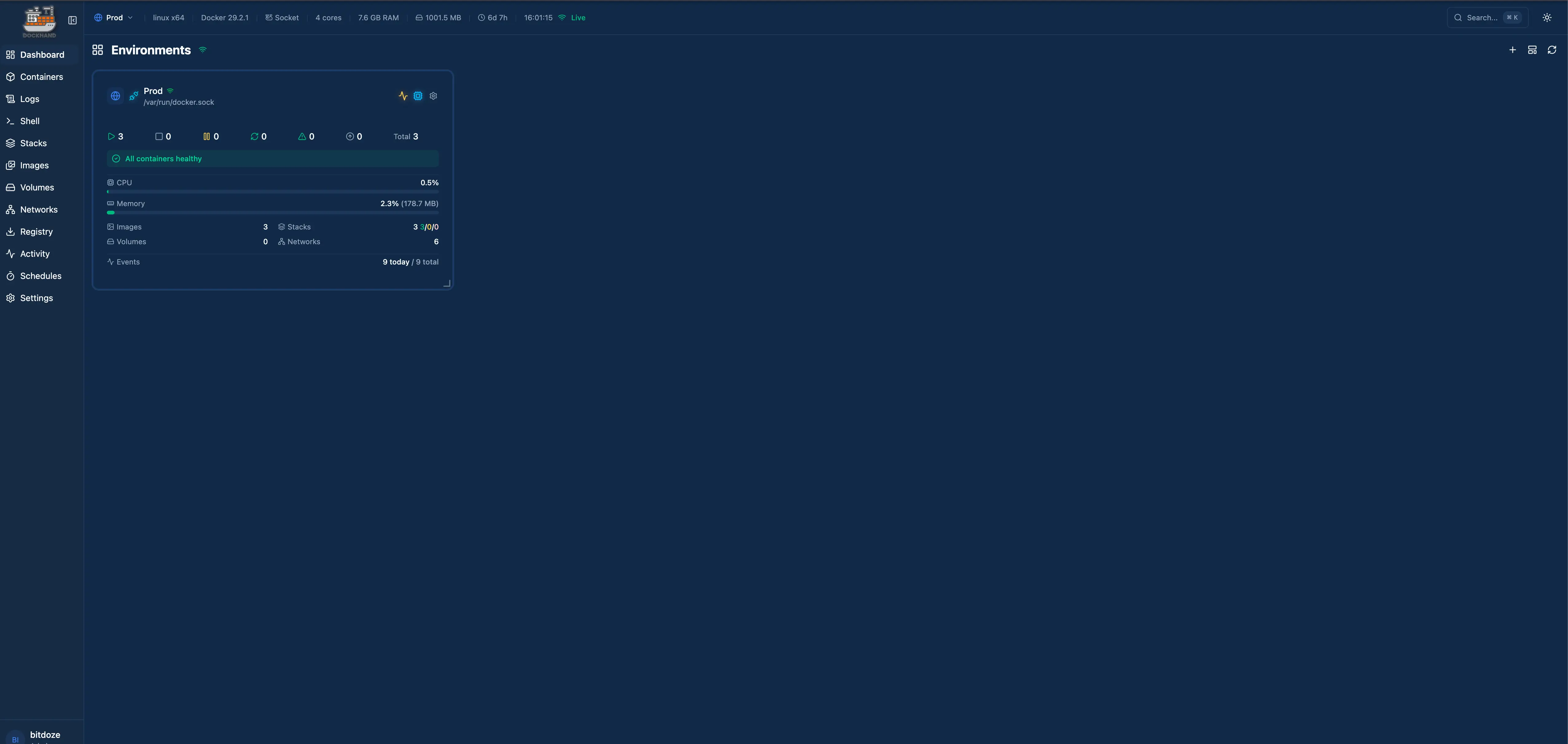 UI de Dockhand Docker Manager mostrando dashboard de contenedores con escaneo de seguridad