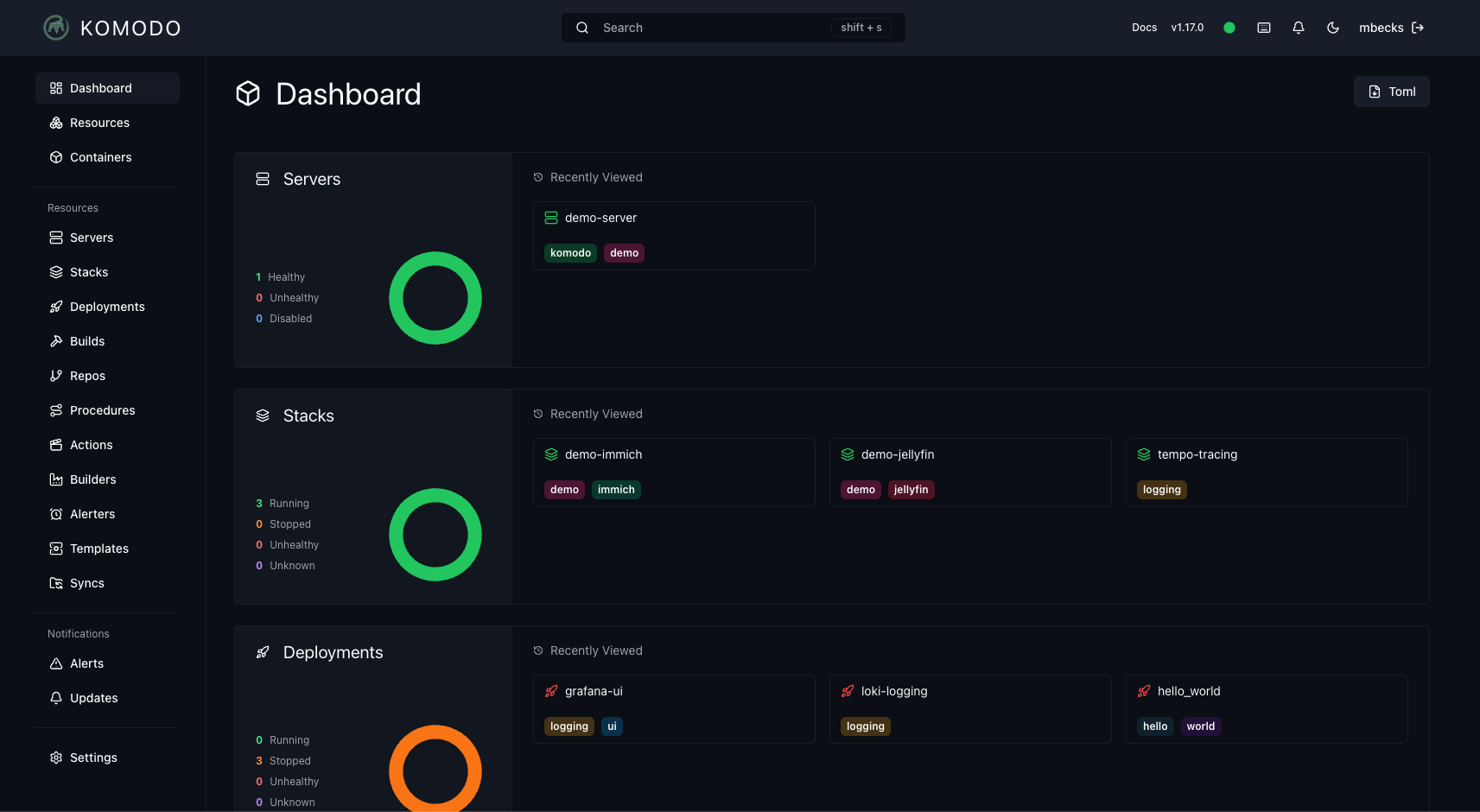 Dashboard de Komodo mostrando estado de servidores y resumen de despliegues